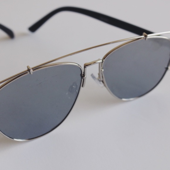 Mirrored sunglasses. - Picture 4 of 5